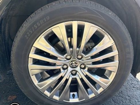 Used 2023 Toyota Venza Limited image 6