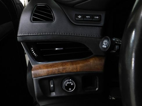 Used 2015 Cadillac Escalade Luxury image 39