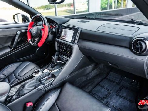 Used 2020 Nissan GT-R Premium w/ Premium Interior Package image 18