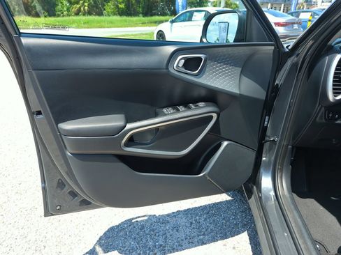 Used 2025 Kia Soul LX w/ LX Technology Package FWD image 18