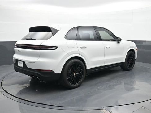 Certified 2025 Porsche Cayenne AWD/4WD image 22