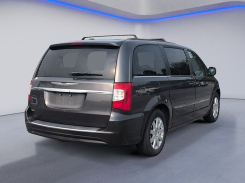 Used 2016 Chrysler Town & Country Touring FWD image 5