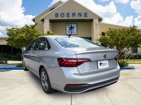 Used 2024 Volkswagen Jetta SE FWD image 3