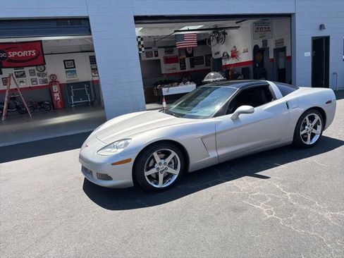 Used 2005 Chevrolet Corvette Coupe w/ Preferred Equipment Group RWD image 21