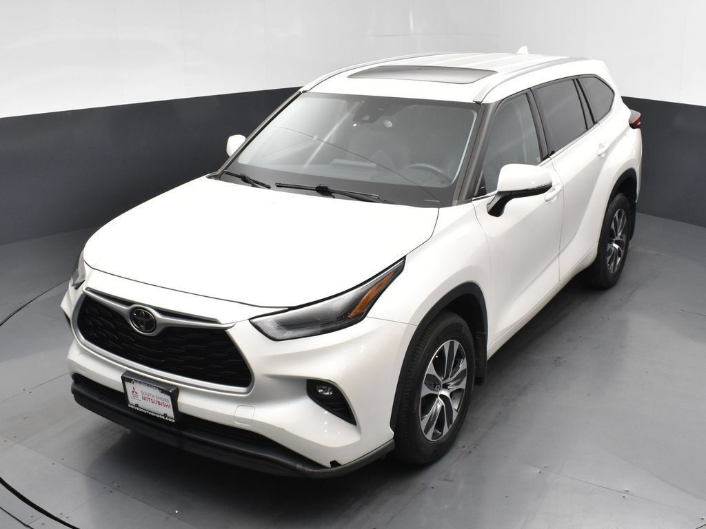 Used 2021 Toyota Highlander XLE AWD/4WD image 17