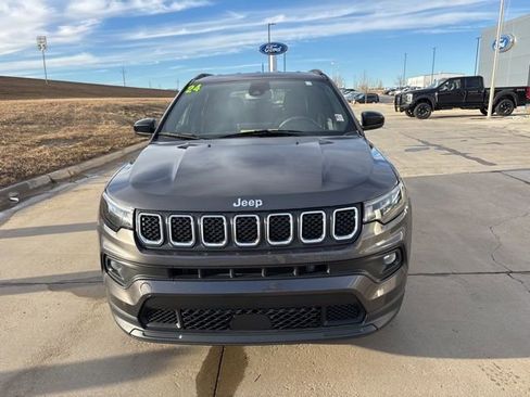 Used 2024 Jeep Compass Latitude image 8