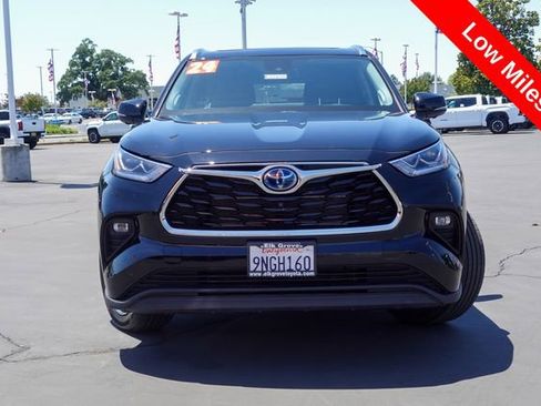 Certified 2024 Toyota Highlander Limited AWD/4WD image 3