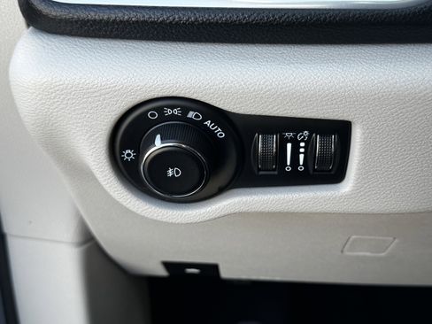 Used 2023 Chrysler Pacifica Limited image 27