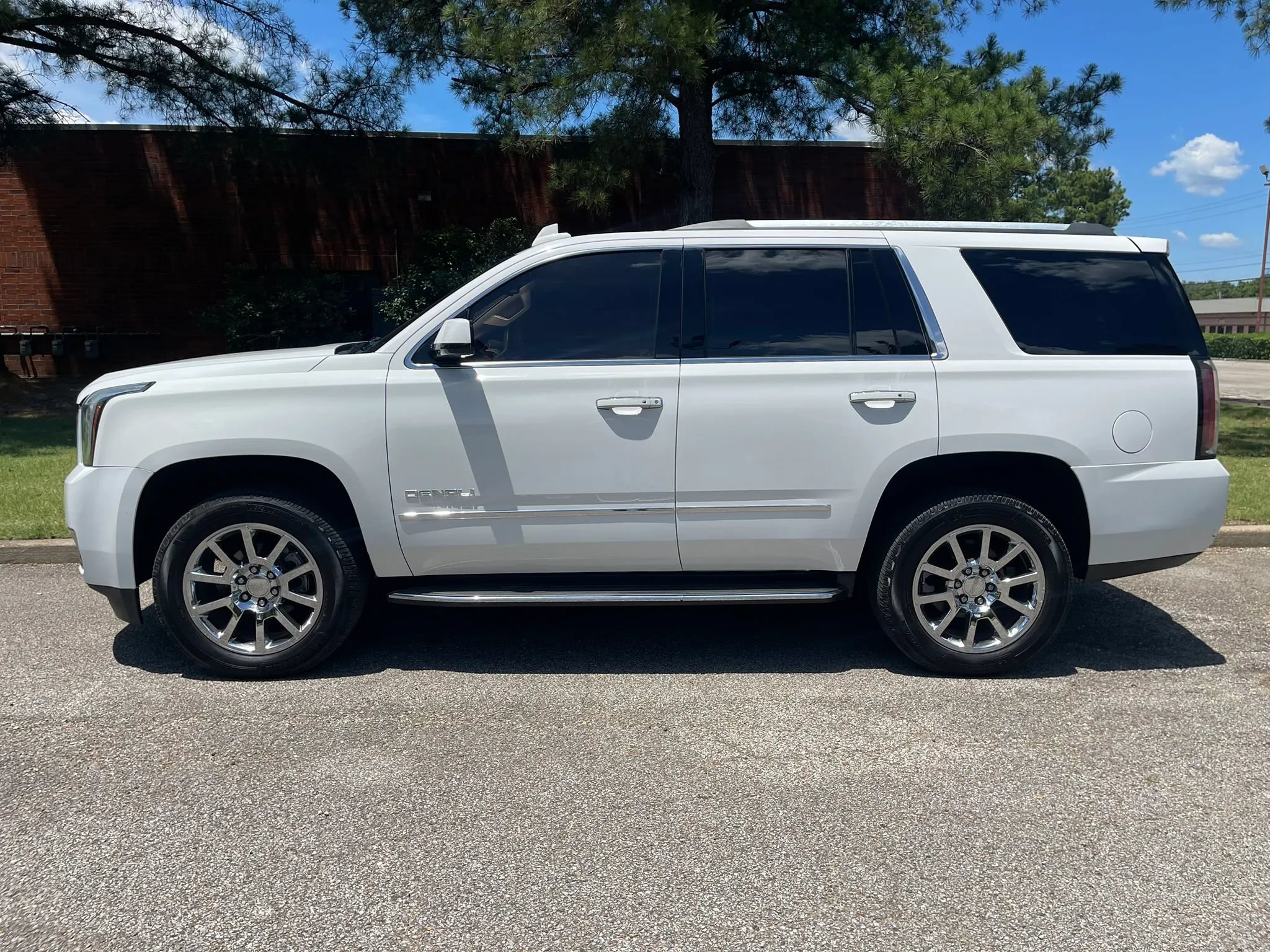 Used 2017 GMC Yukon Denali w/ Open Road Package AWD/4WD image 2