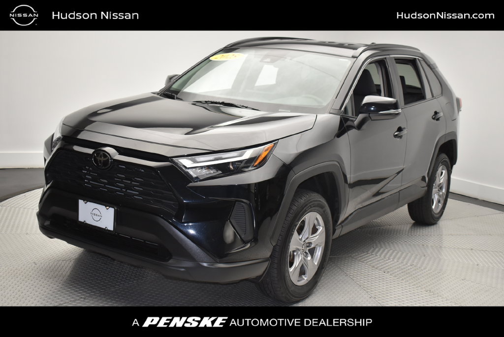 Used 2025 Toyota RAV4 XLE AWD/4WD image 1