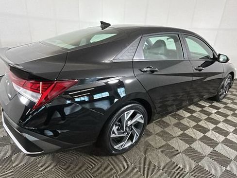 Certified 2025 Hyundai Elantra SEL FWD image 3