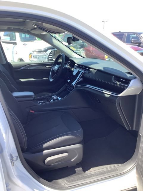Used 2023 Jeep Grand Cherokee Laredo AWD/4WD image 18