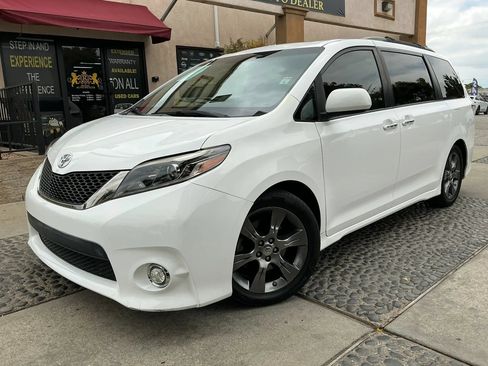 Used 2015 Toyota Sienna SE w/ SE Preferred Package FWD image 1