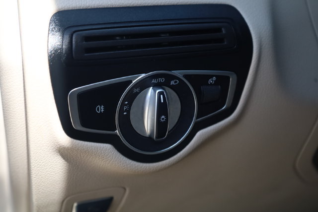 Used 2021 Mercedes-Benz GLC 300 4MATIC w/ Multimedia Package image 11