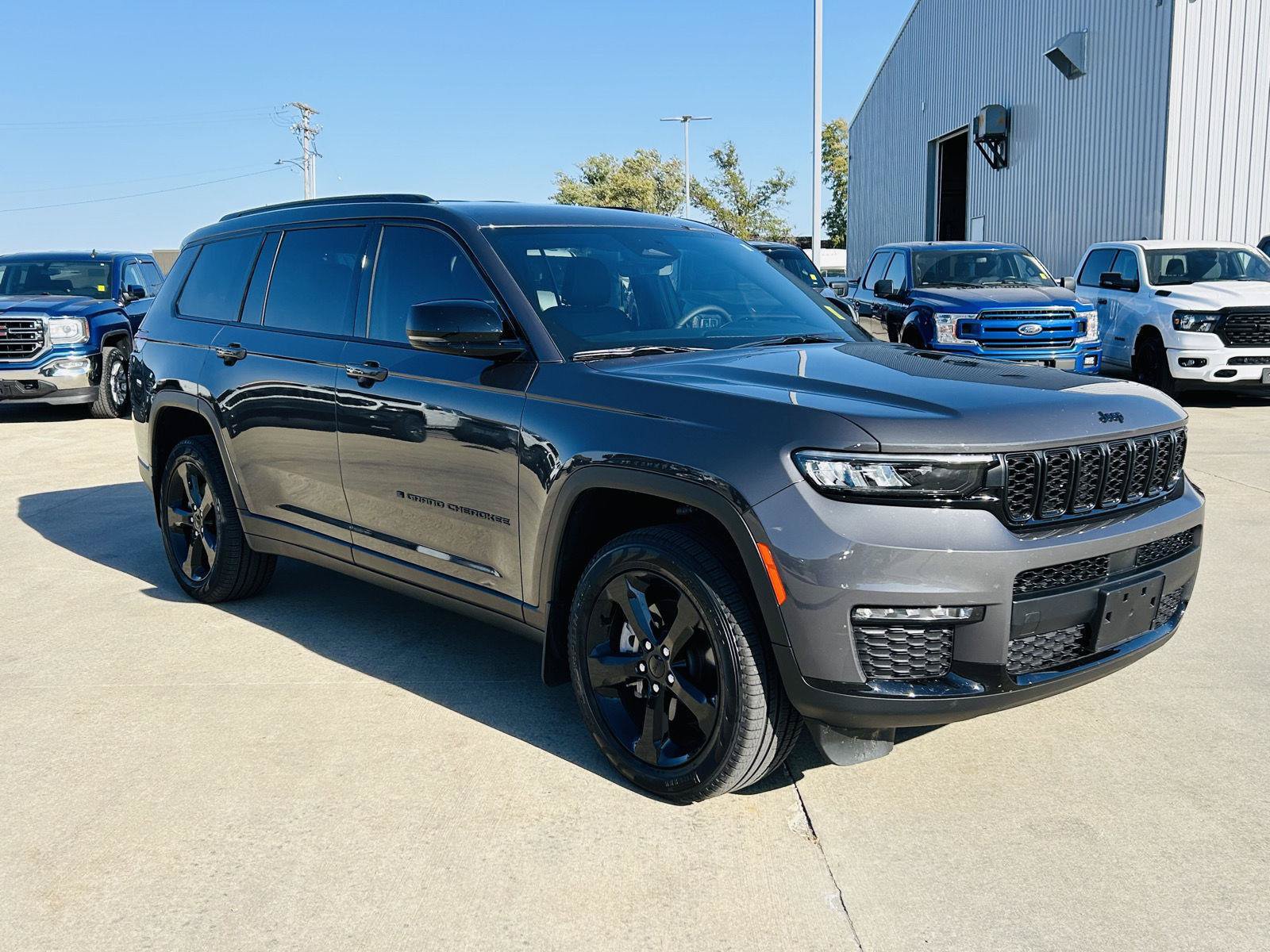 Used 2025 Jeep Grand Cherokee L Limited w/ Black Appearance Package AWD/4WD image 2