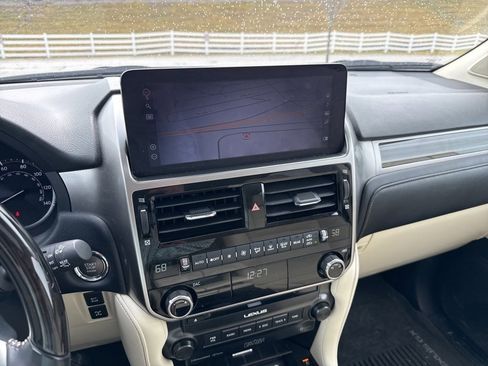 Used 2022 Lexus GX 460 Premium w/ Accessory Package image 18