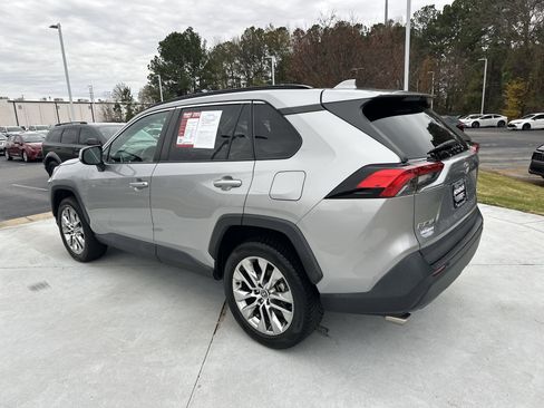 Used 2021 Toyota RAV4 XLE Premium image 8