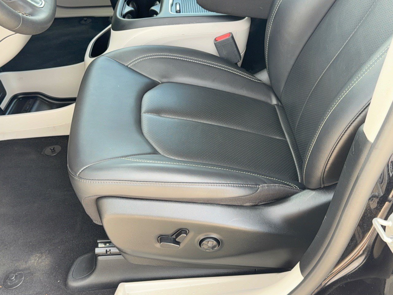 Used 2024 Chrysler Pacifica Touring-L FWD image 16