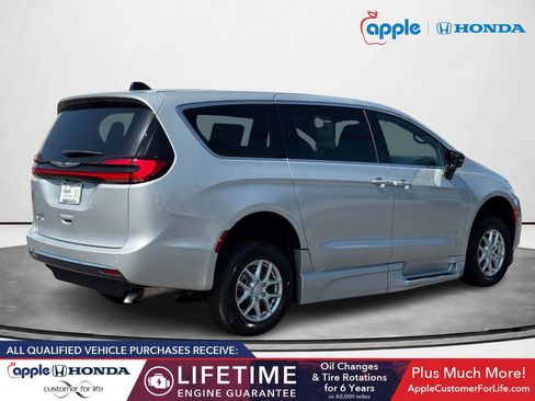 Used 2026 Chrysler Pacifica Select FWD image 3