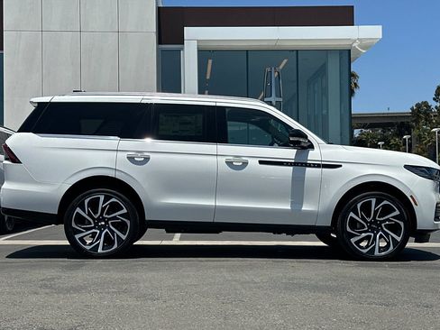 New 2026 Lincoln Navigator Black Label AWD/4WD image 2