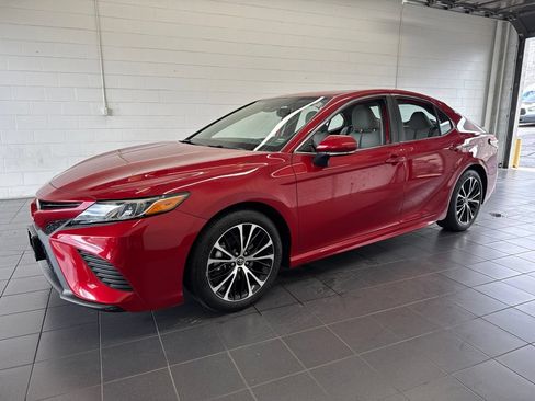 Certified 2019 Toyota Camry SE w/ Convenience Package FWD image 4
