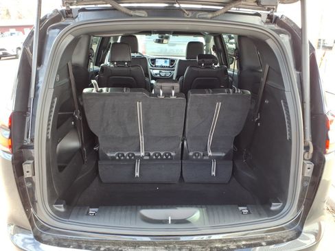 Used 2023 Chrysler Pacifica Touring-L w/ S Appearance Package image 20