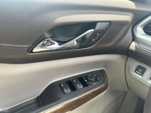 Used 2022 GMC Acadia SLE FWD image 19