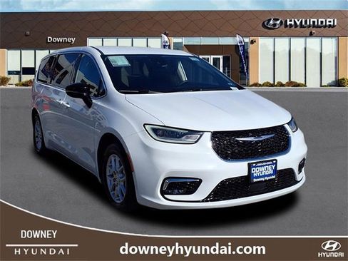 Used 2024 Chrysler Pacifica Touring-L image 3
