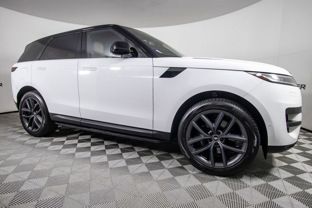 Used 2024 Land Rover Range Rover Sport SE AWD/4WD image 2