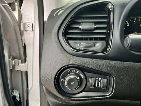 Used 2020 Jeep Renegade Altitude FWD image 8