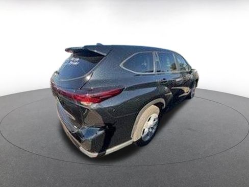 Used 2025 Toyota Highlander LE image 6