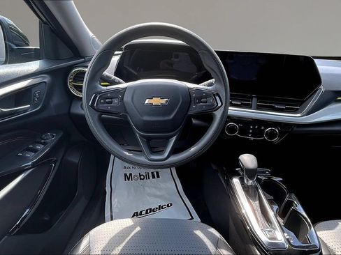 Used 2025 Chevrolet Trax LT FWD image 8