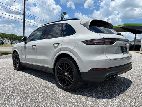 Used 2023 Porsche Cayenne AWD/4WD image 4