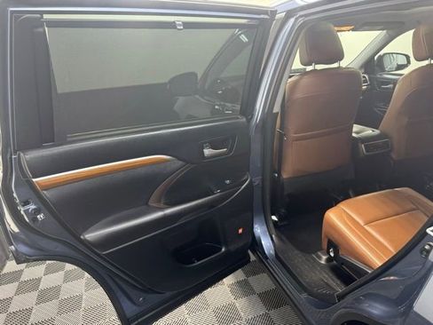 Used 2017 Toyota Highlander Limited AWD/4WD image 31