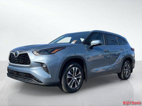 Used 2023 Toyota Highlander XLE FWD image 2