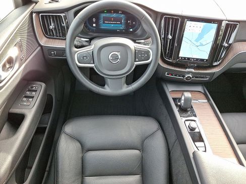 Certified 2022 Volvo XC60 B5 Momentum w/ Climate Package image 11