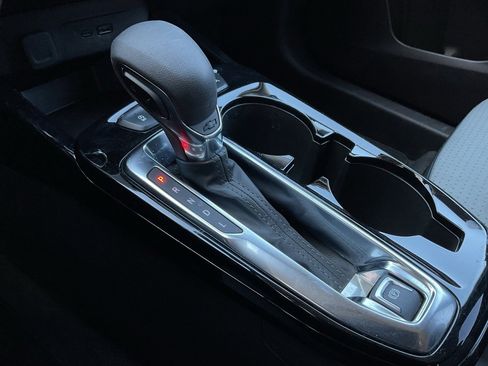 Used 2025 Chevrolet Trax LT image 35