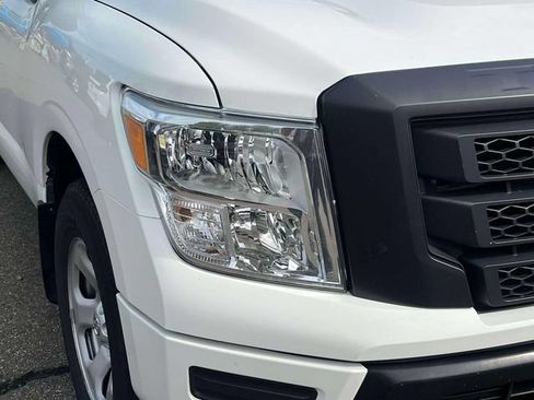 Used 2022 Nissan Titan S AWD/4WD image 9