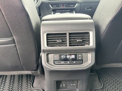 Used 2024 Volkswagen Atlas SE AWD/4WD image 16