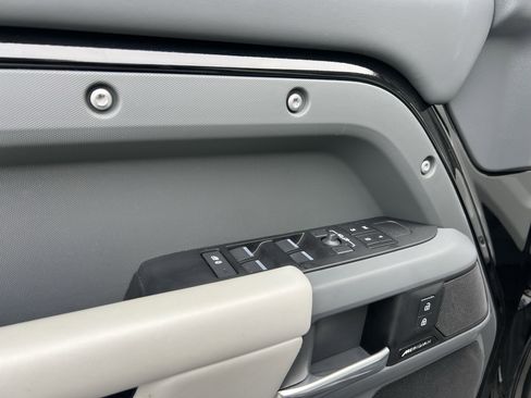 Used 2025 Land Rover Defender 110 S image 15