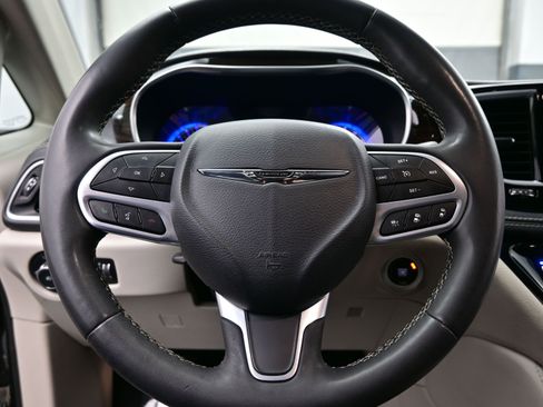 Used 2022 Chrysler Pacifica Limited FWD image 26