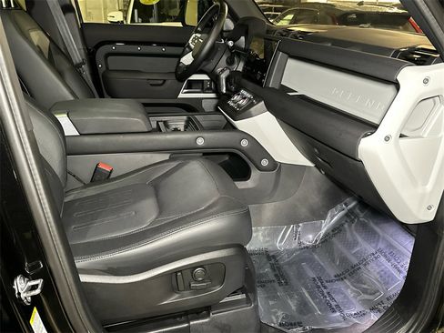 Used 2022 Land Rover Defender 110 X-Dynamic SE image 10