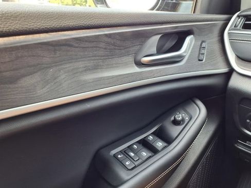 Used 2023 Jeep Grand Cherokee Limited AWD/4WD image 19