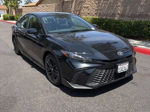Used 2025 Toyota Camry SE FWD image 2