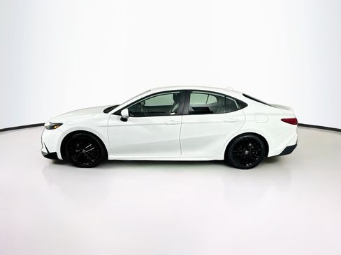 Used 2025 Toyota Camry SE FWD image 4