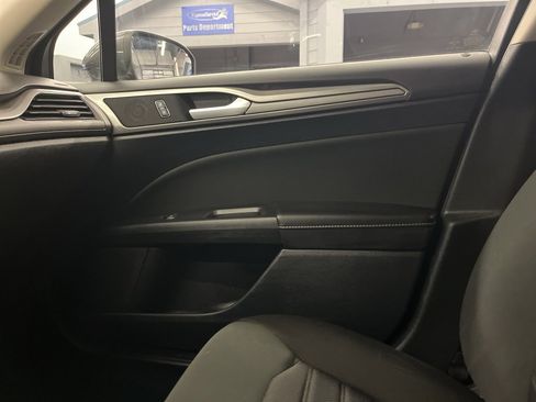 Used 2020 Ford Fusion SE image 15