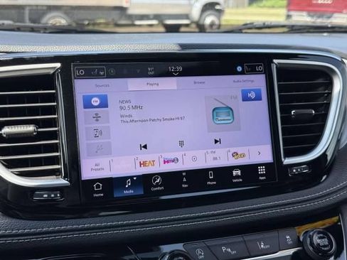 Used 2025 Chrysler Pacifica Limited FWD image 28