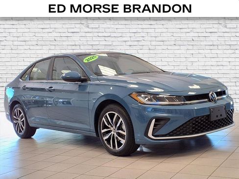 Used 2025 Volkswagen Jetta SE image 6