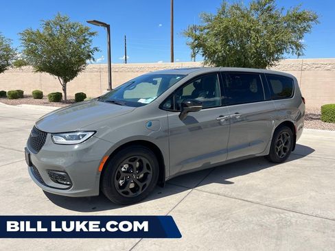 Used 2023 Chrysler Pacifica Limited w/ S Appearance Package FWD image 1