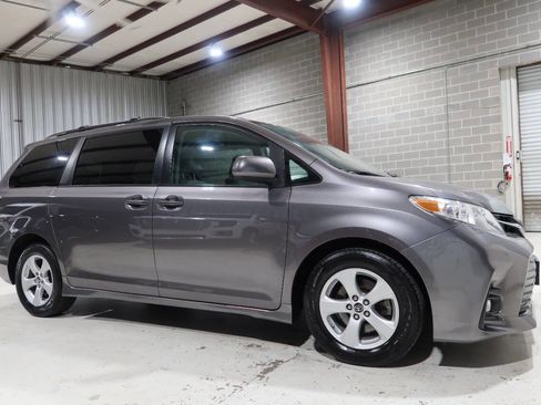 Used 2020 Toyota Sienna LE FWD image 7